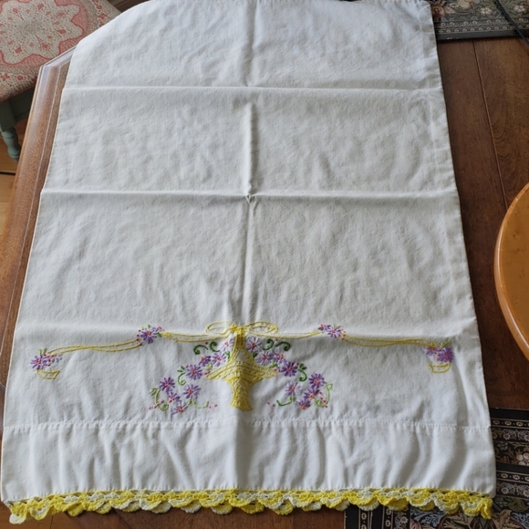 Vintage hand embroidered pillowcase. - Picture 3 of 12
